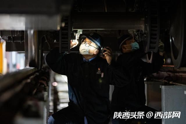 组图｜夜检“复兴号”! 他们是“绿巨人”的守护者
