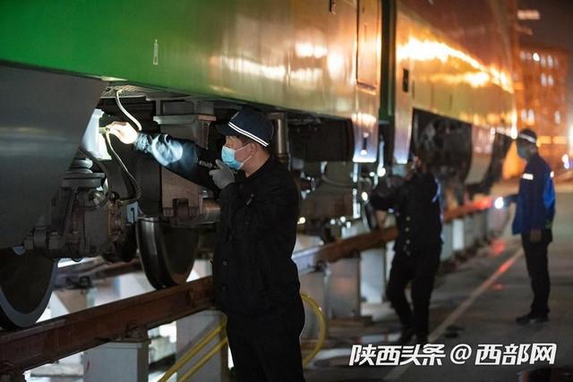 组图｜夜检“复兴号”! 他们是“绿巨人”的守护者