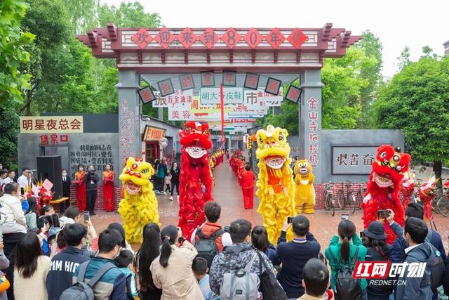这么近·那么美丨5月1日：张家界迎今年游客新高，“夜游”出圈