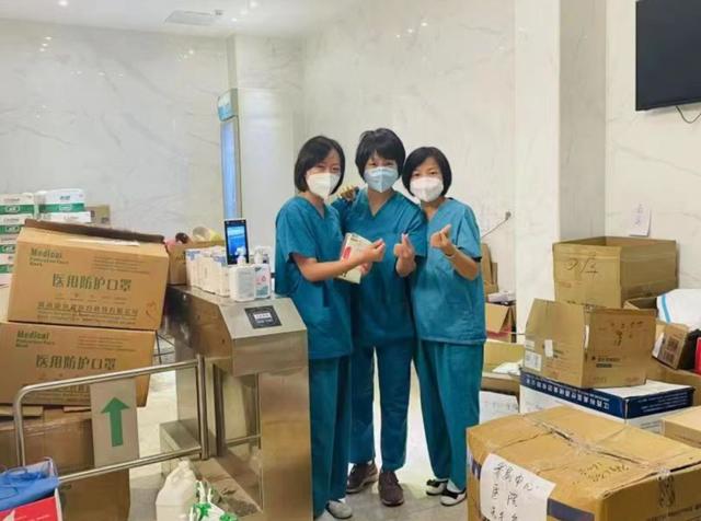 三位战疫妈妈特别的合影！背后的故事太暖了……