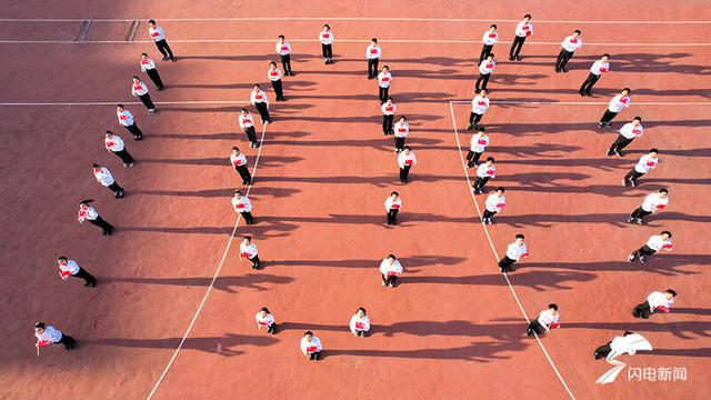 德州大学生与团旗合影，定格最美青春（图）