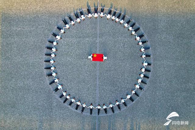 德州大学生与团旗合影，定格最美青春（图）