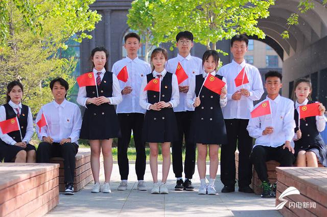德州大学生与团旗合影，定格最美青春（图）