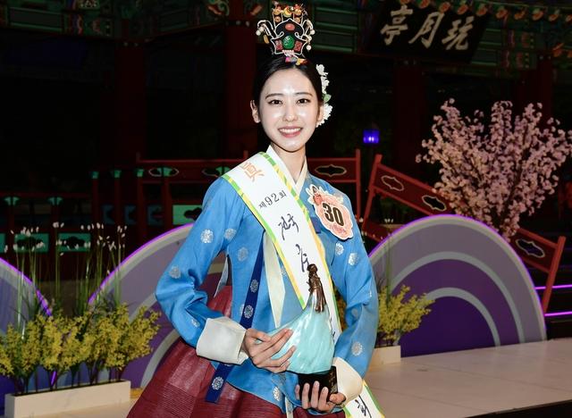 韩国23岁女大学生夺得“传统美人”冠军，获奖5万人民币