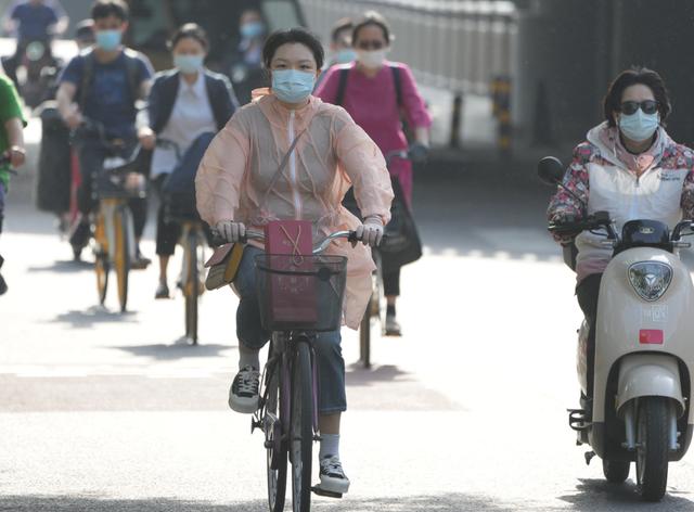 大量北京市民今早骑行上班