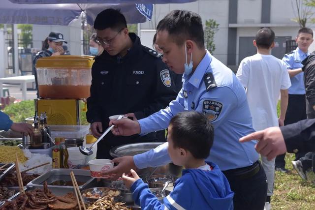 警属进警营 共度五一节