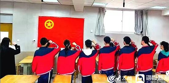 潍坊滨海三中举行纪念百年共青团活动暨新团员入团仪式