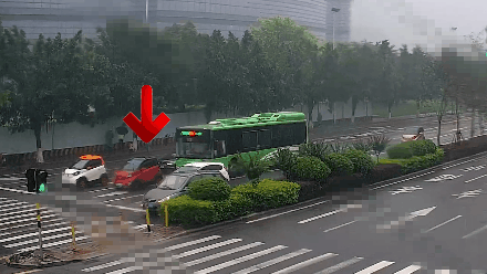 “我要报警，有公交车撞我！”