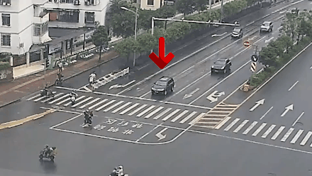 “我要报警，有公交车撞我！”