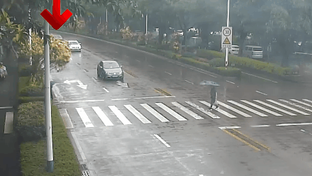 “我要报警，有公交车撞我！”