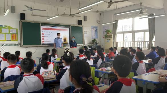 “警察叔叔，我们在山坡发现了罂粟！”