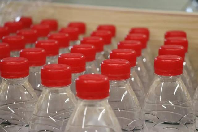 「饮水宣传周」每天八杯水喝到吐？一天到底喝多少水合适？