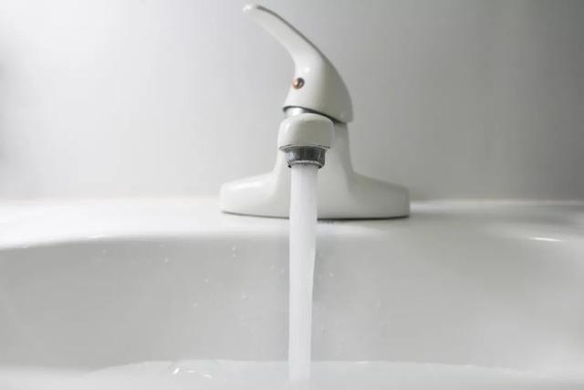 「饮水宣传周」每天八杯水喝到吐？一天到底喝多少水合适？