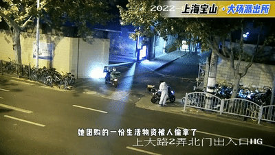 外卖小哥偷拿别人快递送给心仪姑娘，结果没等来爱情却等来了警察叔叔