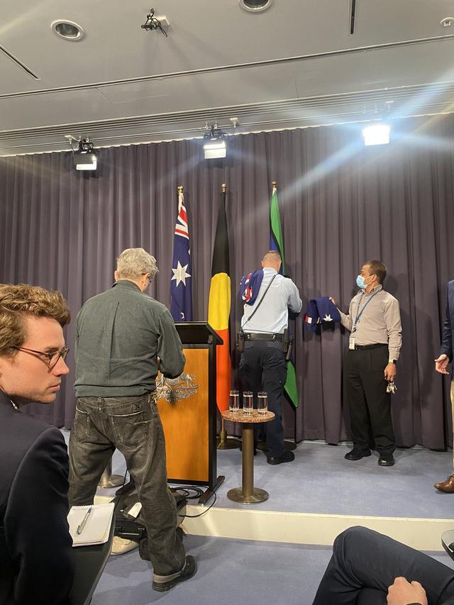 澳大利亚新总理首场记者会，外媒都关注他身后换了两面旗子