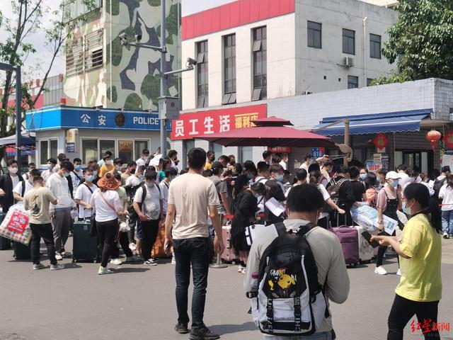 大学生进工厂 流水线上日积3万步