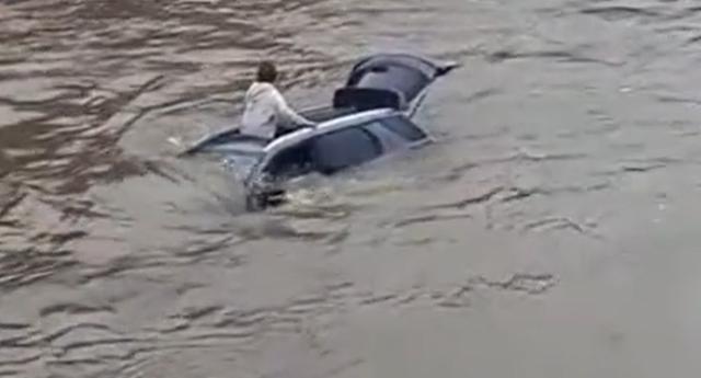 小车坠河女子爬车顶求救不幸溺亡，目击者：有人尝试救但水太急