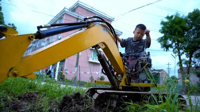 兒童大型挖掘機玩具車視頻(兒童大型挖掘機玩具車視頻大全)