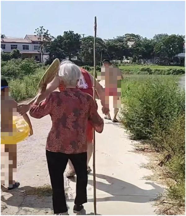 50岁孙子游野泳 90岁奶奶拖着长棍打 网友 好幸福