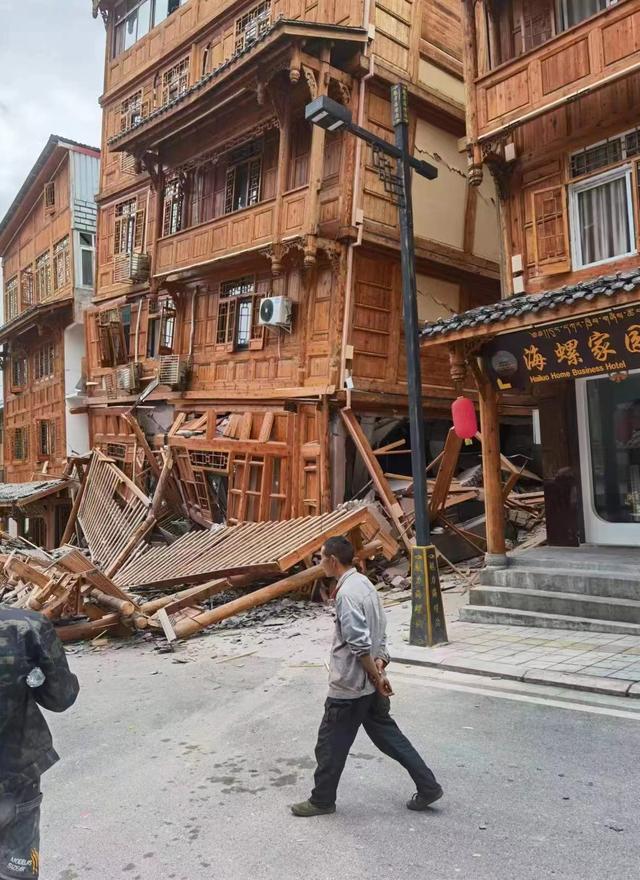当防疫遇到地震，生命安全应被放在首位