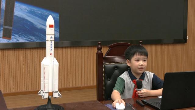 开学第一课发射的火箭「9岁 火箭男孩 化身小老师 计划新学期给同学们多上几节航天课」
