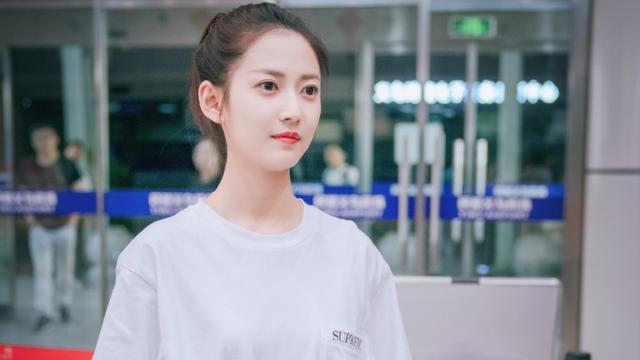 元气少女陈钰琪，一件简单的白T配短裤，带你重回青春时代