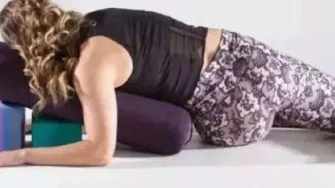 这样每天床上趴4分钟，收腰塑形！