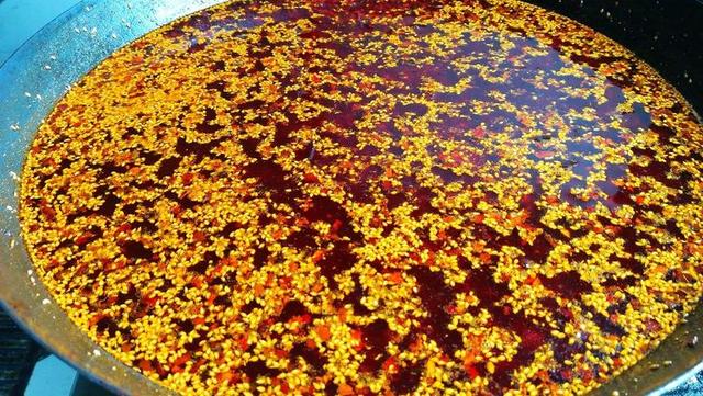 辣椒水怎么做，贵阳豆花饭辣椒水怎么做（火锅菜肴的补品）