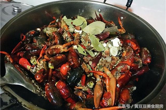 油焖小龙虾的正确做法，油爆小龙虾做法（自己在家做成本不到100元）