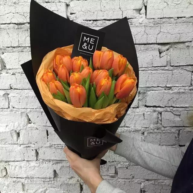 玫瑰花为什么用黑纸包，玫瑰花用黑色的包装纸包有什么说处（一张黑色纸就够了）