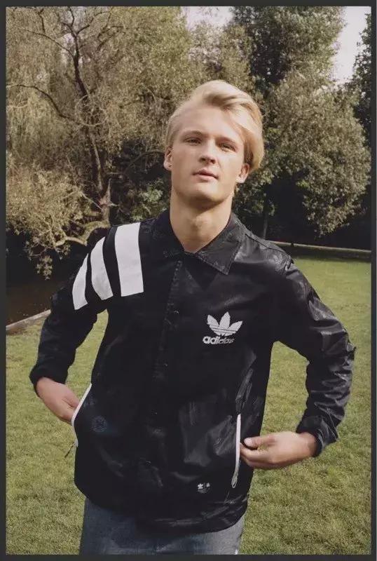 闪电板鞋是什么牌子，闪电鞋正品多少钱（国内首家sneaker清洗保养专门店登入上海）