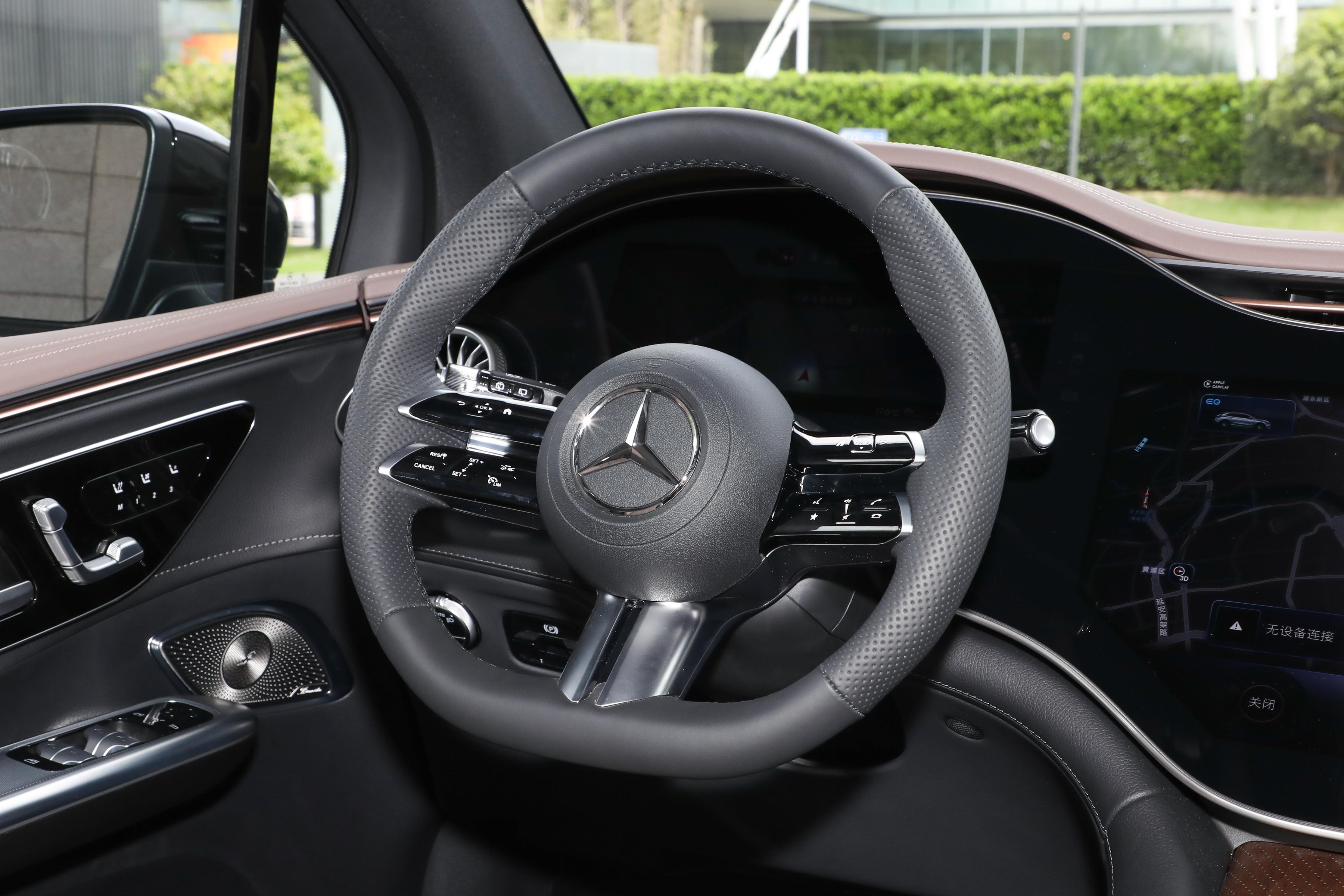 主驾触控屏和副驾娱乐屏共三个相对独立屏幕,采用蜻蜓式方向盘和怀