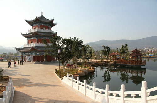 新平县城距省城昆明180公里,距市府玉溪90公里,是全县游客聚散中心.