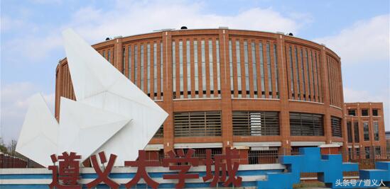 遵义教育这五年，软、硬都很妙！教室宽敞明亮，师资雄，学生棒！