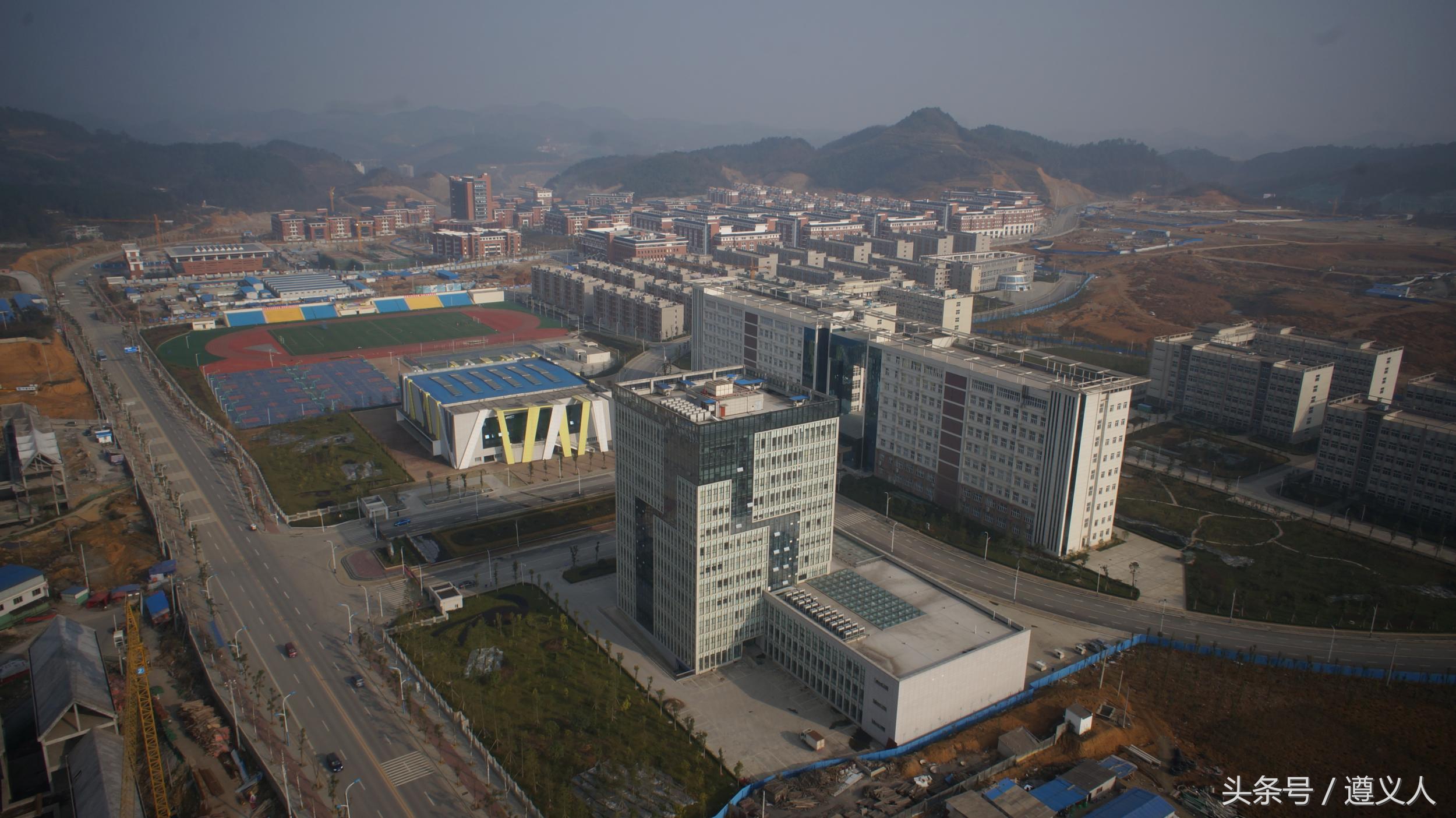 遵义教育这五年，软、硬都很妙！教室宽敞明亮，师资雄，学生棒！