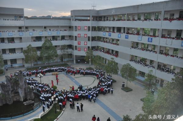 遵义教育这五年，软、硬都很妙！教室宽敞明亮，师资雄，学生棒！