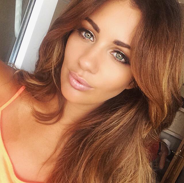 今天为大家带来英超足球宝贝——霍莉-皮尔斯(holly peers).