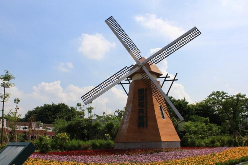 当然也考虑到孩子实在太小,于是他们喜欢去花卉世界看动物