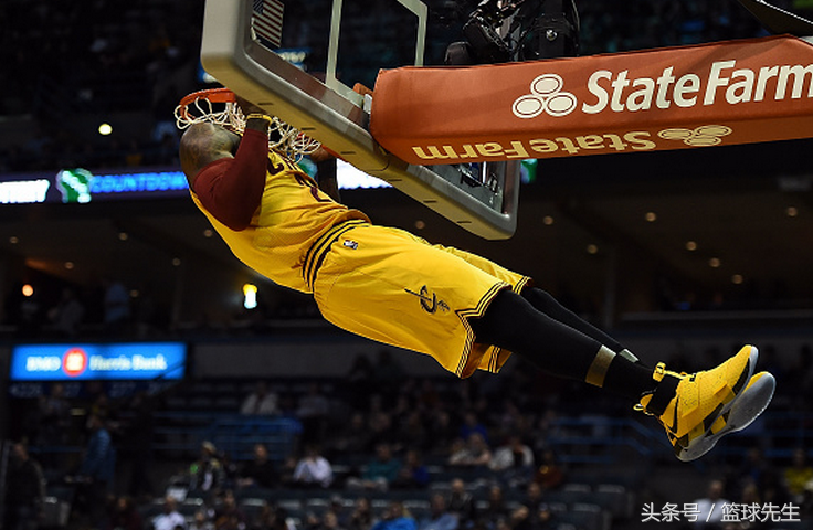 詹姆斯为什么要跪着看nba(我为什么跪着看球？詹皇决胜时刻一攻一防堪称杀人诛心！)