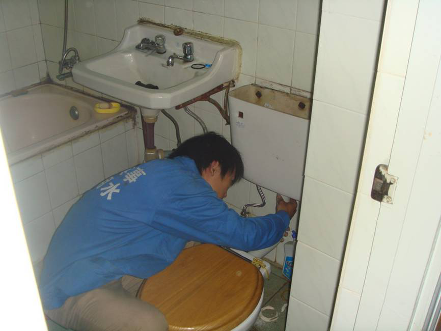 家里马桶堵了？20年老师傅一招全搞定，最快最有效的方法