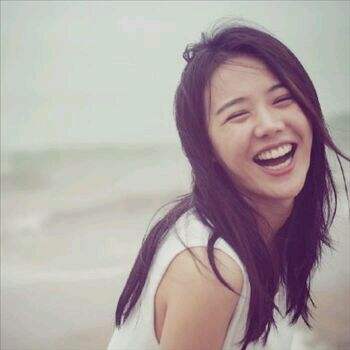 赵丽颖的脸圆圆的显得萌萌哒,所以她笑起来也是可爱的,但是她好像很少