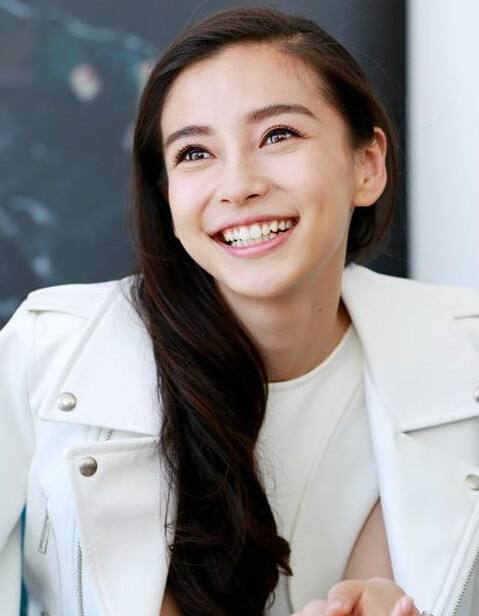 爱笑的女孩唯美句子(气质干净有仙气的句子) _飞翔号