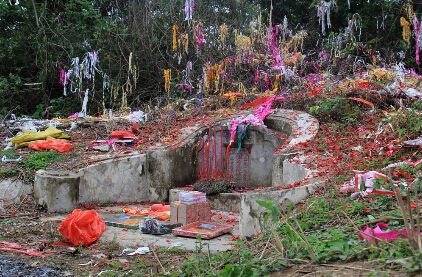 风水师道破这座坟头“旺女不旺男”，引发一场家庭分裂