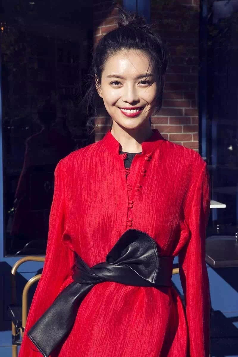 她是范冰冰关晓彤春晚设计师，美仙中国风！艳压LV、Dior等