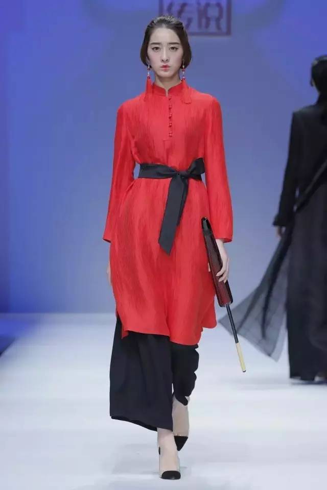 她是范冰冰关晓彤春晚设计师，美仙中国风！艳压LV、Dior等