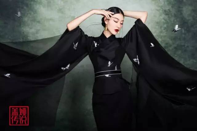 她是范冰冰关晓彤春晚设计师，美仙中国风！艳压LV、Dior等