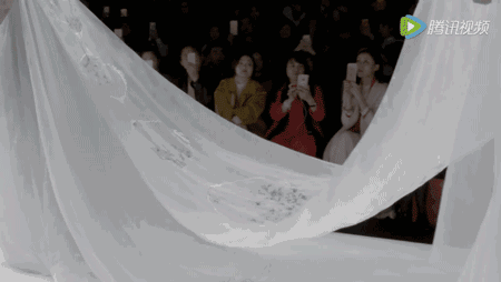 她是范冰冰关晓彤春晚设计师，美仙中国风！艳压LV、Dior等