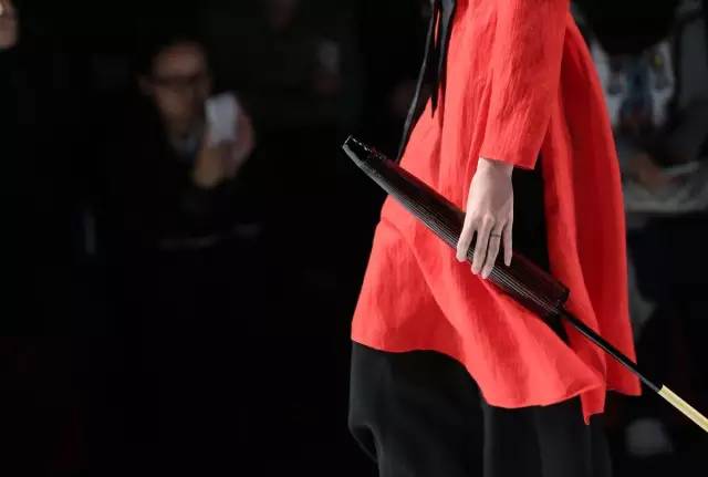 她是范冰冰关晓彤春晚设计师，美仙中国风！艳压LV、Dior等