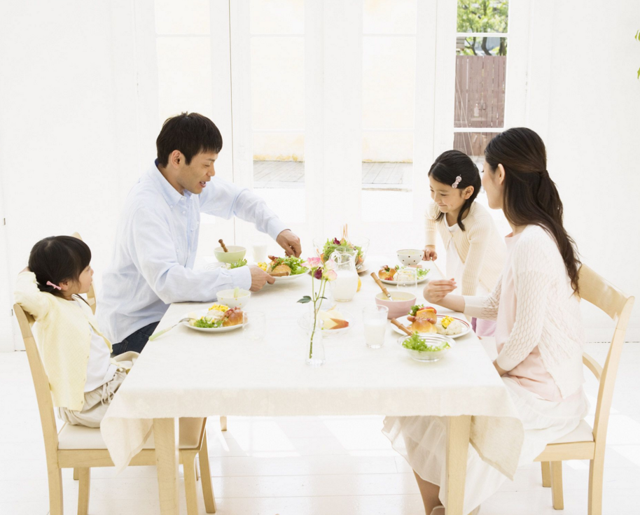 解梦：梦见自正在吃饭，生活中会有什么暗示？