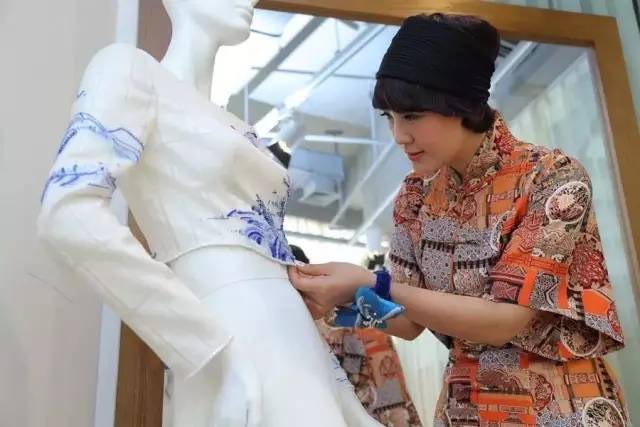 她是范冰冰关晓彤春晚设计师，美仙中国风！艳压LV、Dior等